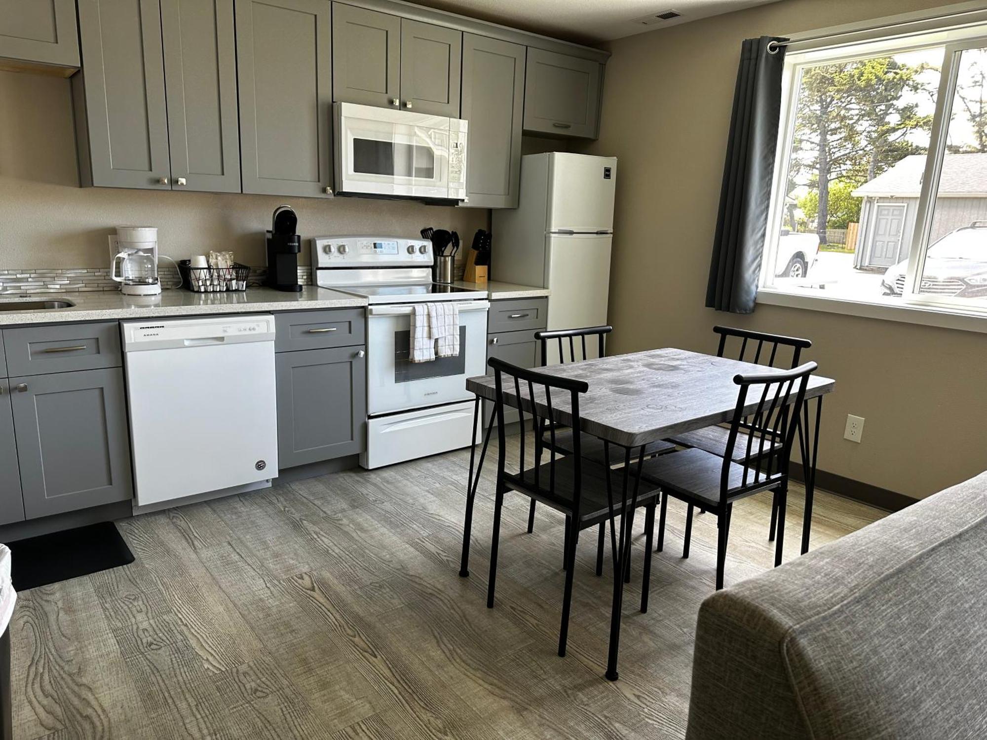 לונג ביץ' Coastal Inn And Suites מראה חיצוני תמונה